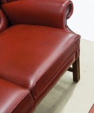 Ledersofa nach der Aufarbeitung: gleichmäßig rotes, mattes Leder.