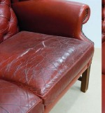 Dasselbe Ledersofa vorher: verkratzte, hell abgeriebene Oberfläche.