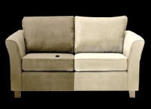 Zweisitzer-Sofa, linke Hälfte gereinigt, rechte Hälfte ungereinigt.